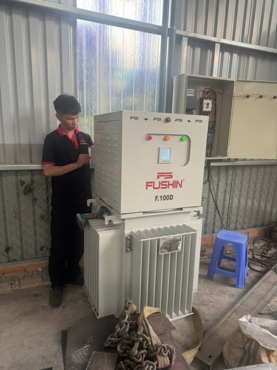 Lợi ích và ứng dụng thực tế của ổn áp 3 pha ngâm dầu 100kVA trong nhà máy sản xuất